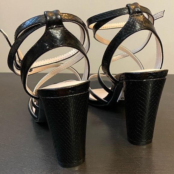 Brand new strappy heels size 8 Le Chateau - Picture 3 of 6